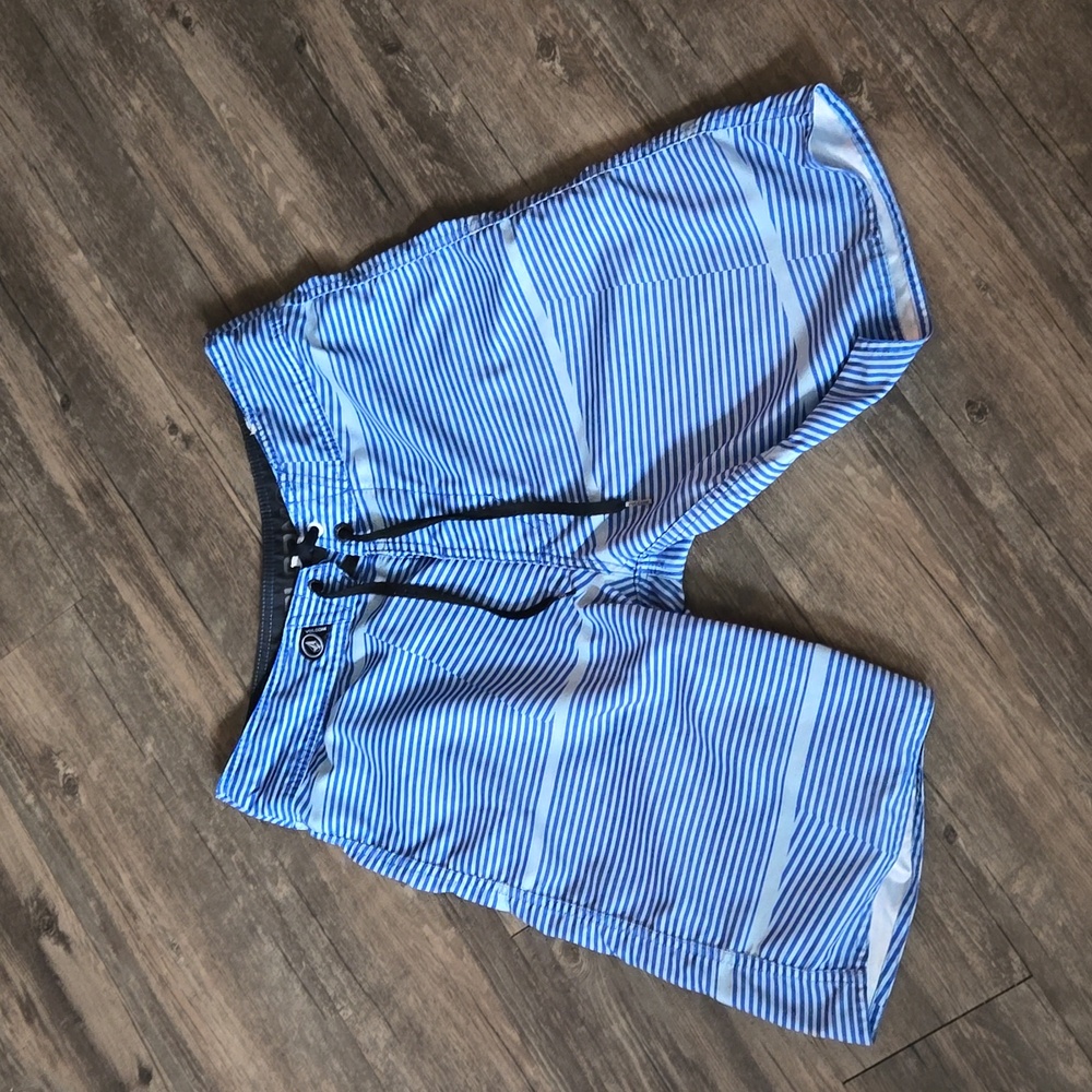 Volcom sz 30 board shorts velcro pocket